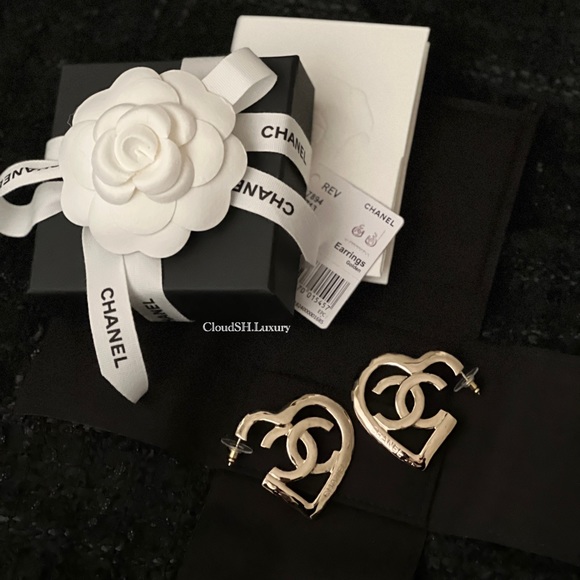 Auth BN Chanel Metal Gold Heart Large Earrings - Picture 5 of 6